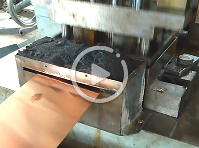 雙點(diǎn)復(fù)式?jīng)_床正在加工金屬帽的視頻